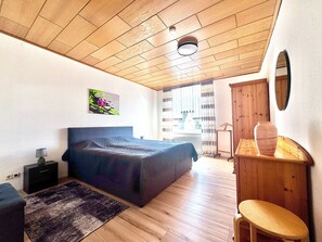 Iron/ironing board, WiFi, bed sheets - Holiday Apartment Obervellmar on the Outskirts of Kassel (Vellmar)