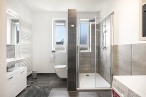 Dusche, Haartrockner, Handtücher