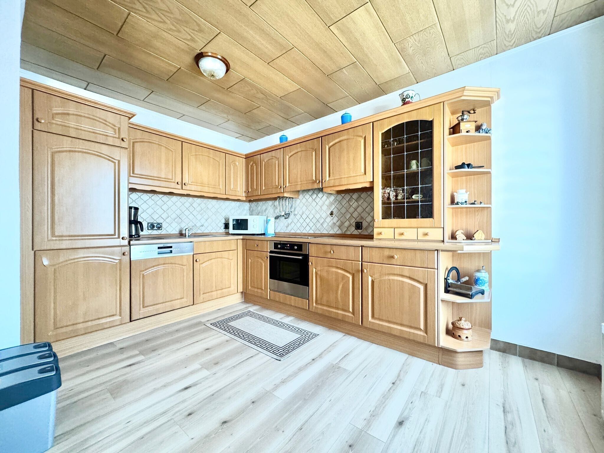 Wasserkocher mit Kaffee-/Teezubehör, Kühlschrank, Mikrowelle, Ofen