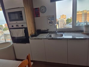 Coffee/tea maker, fridge, microwave, oven - 'Pausa Azul' Apartment with Sea Views, Wi-Fi, and Air Conditioning (Benalmádena)