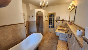 Chambre Supérieure | Bathroom | Hair dryer, bathrobes, slippers, towels