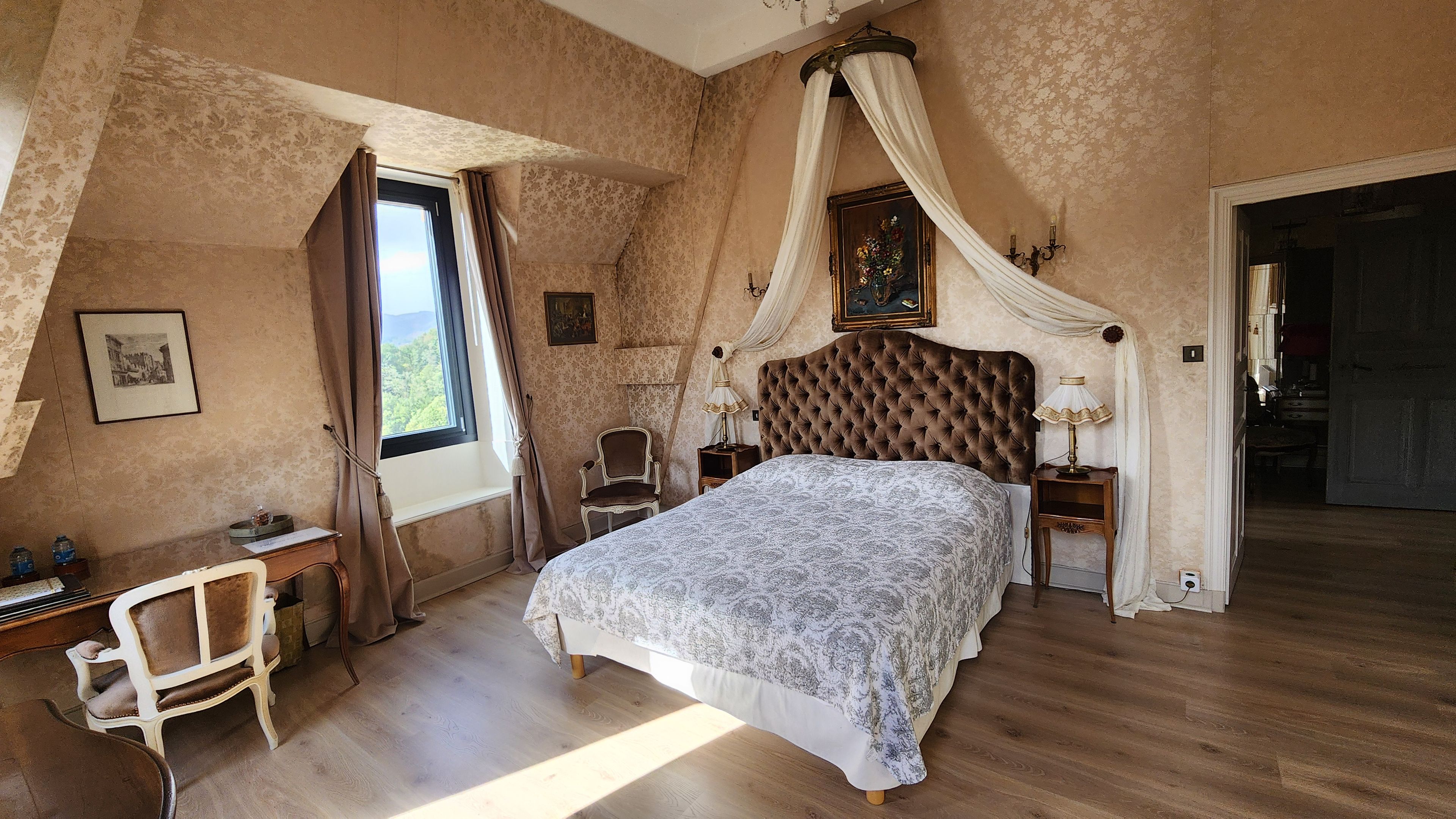 Ein Schlafzimmer mit einem großen Bett, einem Schreibtisch und einem Stuhl.