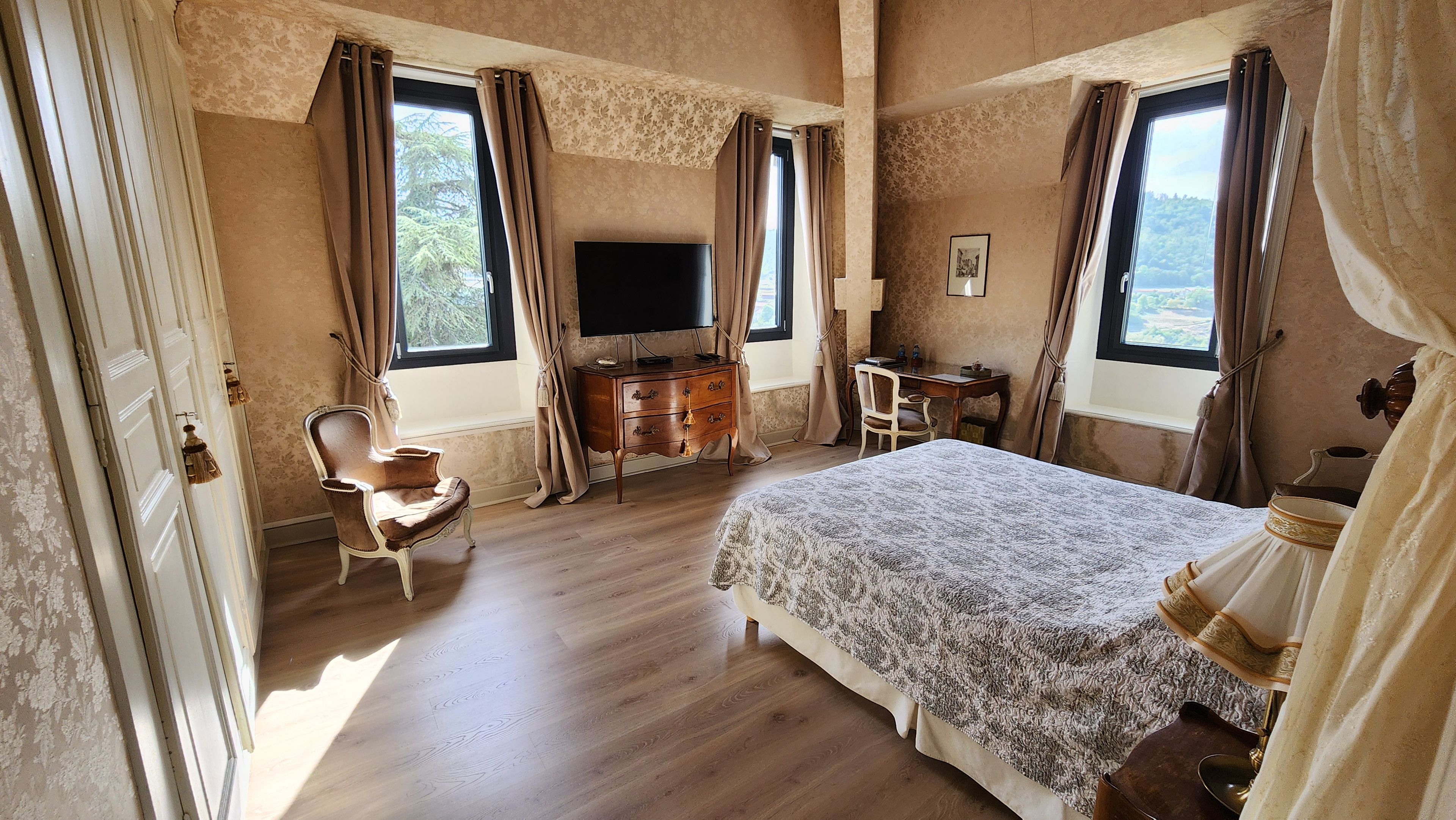 Chambre des Amoureux | In-room safe, iron/ironing board (on request), free WiFi