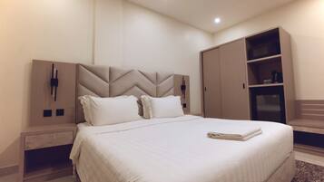 Economy Room | In-room safe, iron/ironing board (on request), WiFi (free)