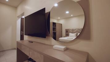 Economy Room | In-room safe, iron/ironing board (on request), WiFi (free)