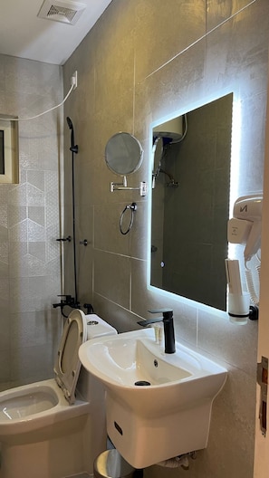 Chambre Économique | Salle de bain | Articles de toilette gratuits, sèche-cheveux, chaussons
