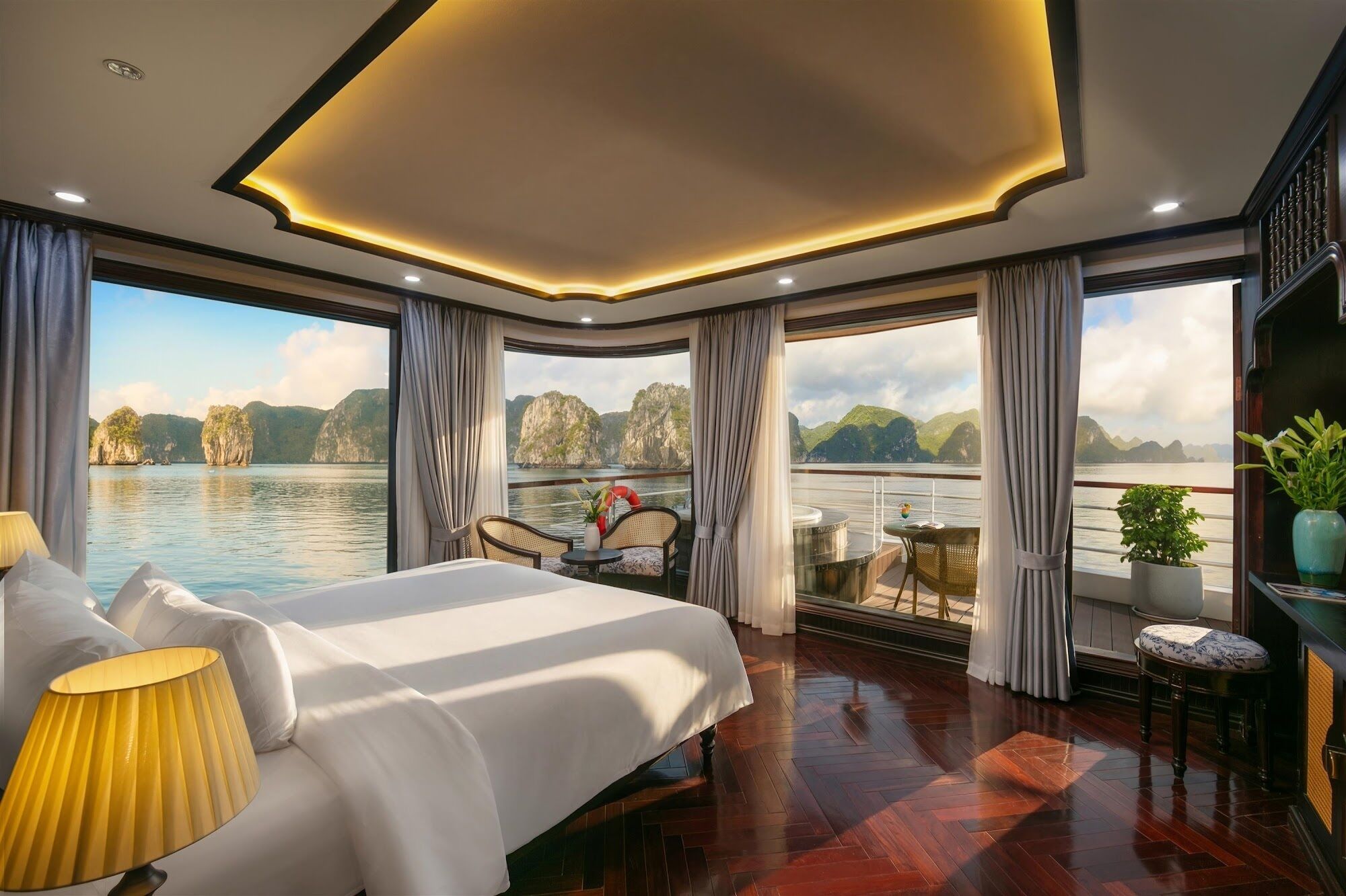 Royal kamer, 1 twee- of 2 eenpersoonsbedden, uitzicht op baai | Een kluis op de kamer, gratis wifi