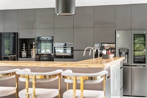 Cafetera i tetera, frigorífic, microones i forn 