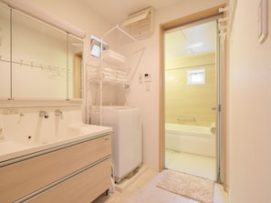 Comfort Villa, Balcony | Bathroom | Slippers - Chayaju (Nishinari Ward)