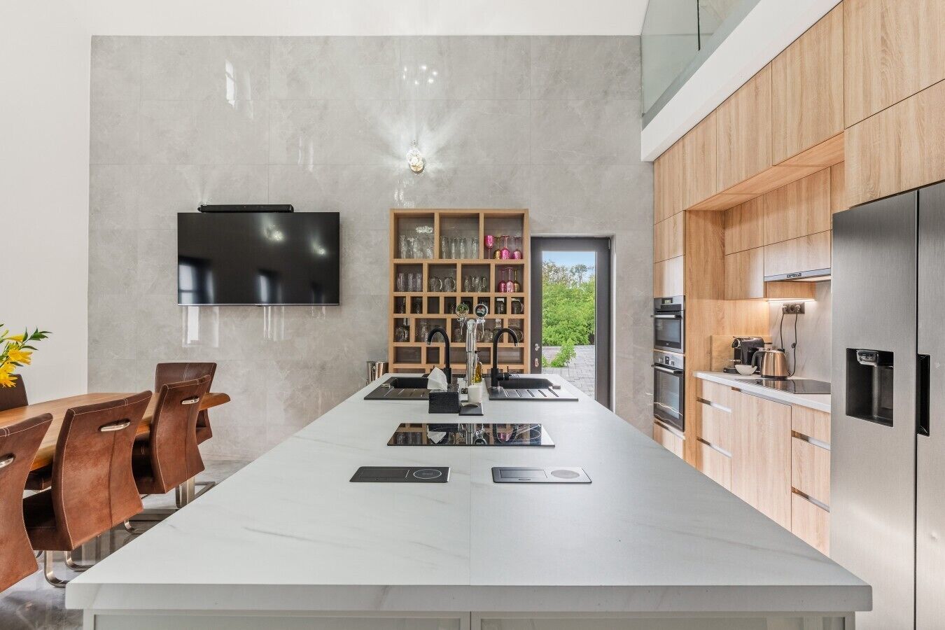 Wasserkocher mit Kaffee-/Teezubehör, Kühlschrank, Mikrowelle, Ofen