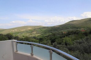 Property grounds - Peaceful Villa Apartment Near Berat | Balcony, Garden & Free Parking (Mbreshtan)