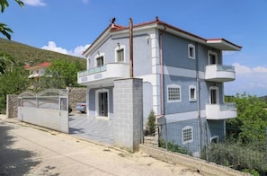 Exterior - Peaceful Villa Apartment Near Berat | Balcony, Garden & Free Parking (Mbreshtan)