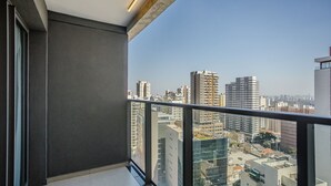 A high-rise building with a view of a cityscape. - Studio in Cond. w/ Pool in Paraiso Onp1701 (São Paulo)