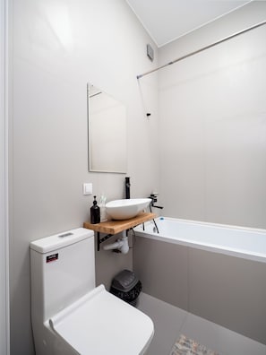 Apartament, cuina, zona de pati | Bany | Sabatilles 