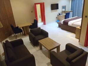 Phòng Suite, ban công, quang cảnh đồi núi | Truy cập Internet không dây miễn phí 