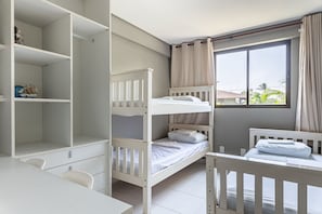 A bunk bed room with a desk and a window with curtains. - BeachClass EcoLife Porto de Galinhas (Ipojuca)