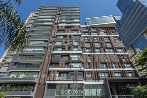 Ein Hochhaus mit mehreren Balkonen, großen Fenstern und einem modernen architektonischen Design.
