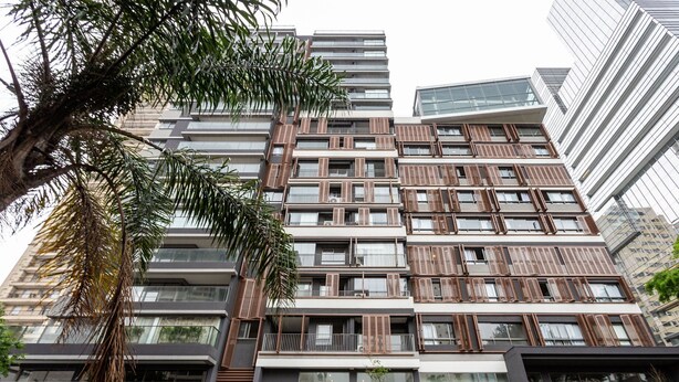 A multi-story building with a modern architectural design, featuring balconies and large windows. - Beautiful Studio 800m From the Metro Oag0505 (São Paulo)