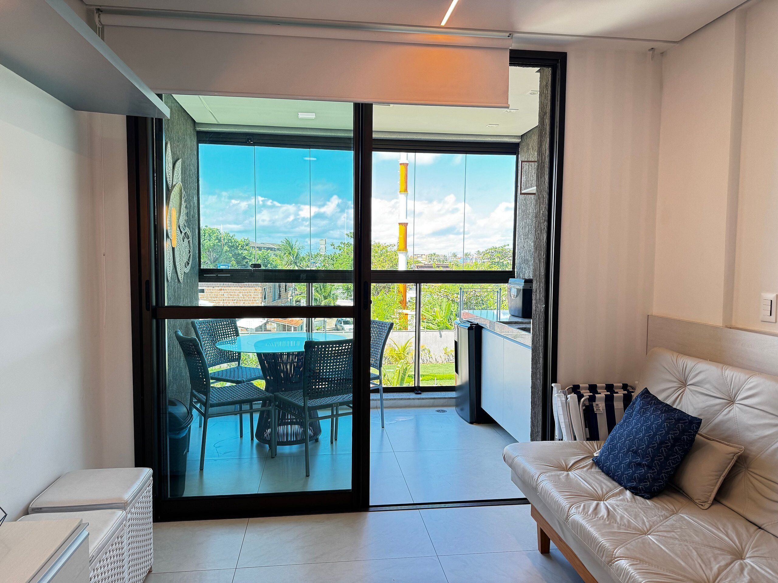 Ein modernes Zimmer mit einer Schiebetür zu einem Außenbereich mit Tisch und Stühlen.
