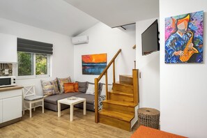 Ein zeitgemäßer Wohnraum mit Sofa, Couchtisch und Treppe.