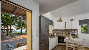 Une cuisine moderne équipée d’un réfrigérateur, d’un four à micro-ondes et d’une cuisinière encastrés.