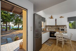 Eine moderne Küche mit integriertem Kühlschrank, einer Mikrowelle und einem Herd.