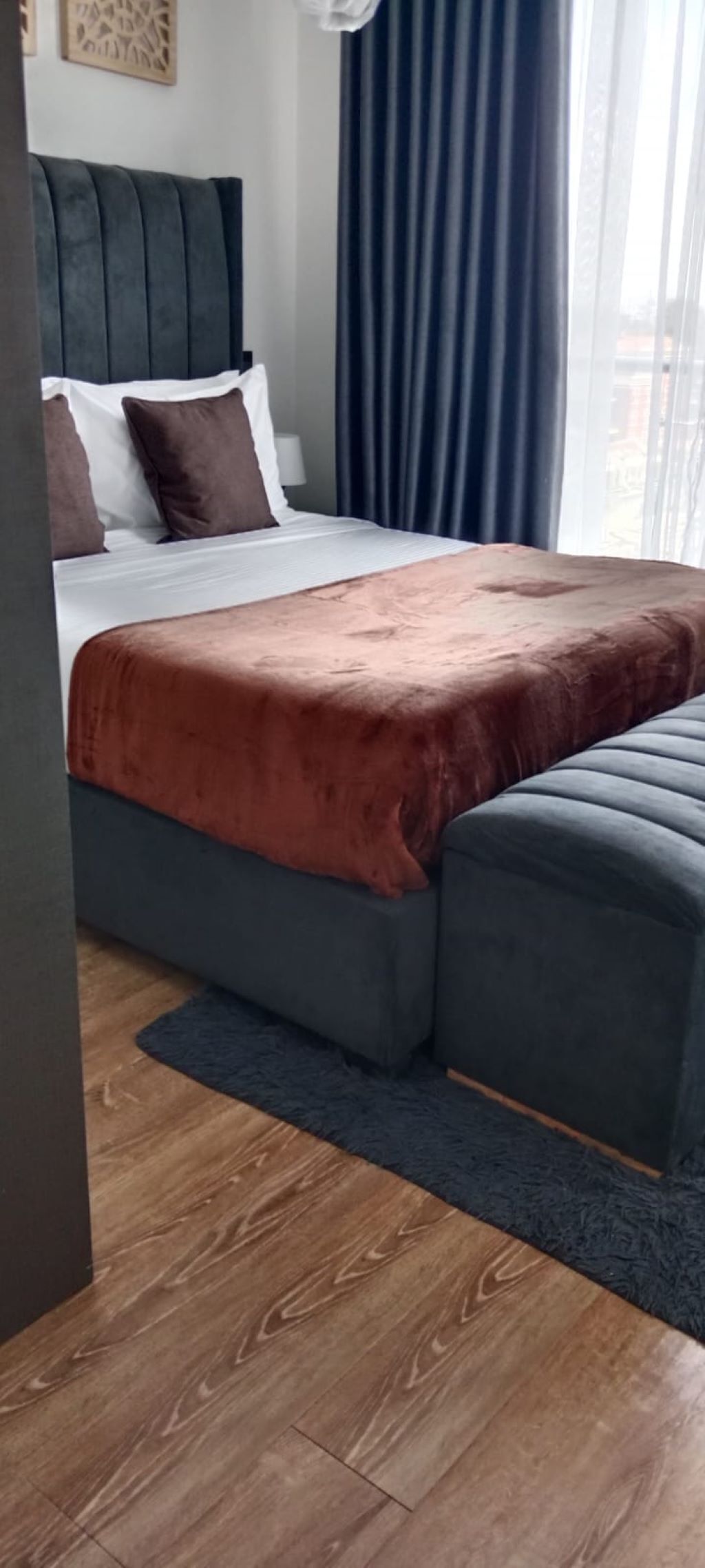 Departamento clásico, balcón, vista a la ciudad | Escritorio y espacio para trabajar con laptop 