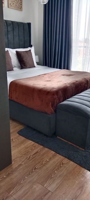 Departamento clásico, balcón, vista a la ciudad | Escritorio y espacio para trabajar con laptop 