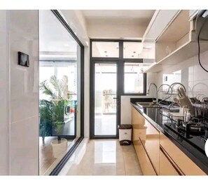 Departamento clásico, balcón, vista a la ciudad | Cocina privada | Cafetera y tetera, refrigerador con congelador, microondas y horno 