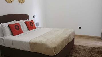 Classic-Apartment, Balkon, Stadtblick | Schreibtisch, laptopgeeigneter Arbeitsplatz, Bügeleisen/Bügelbrett