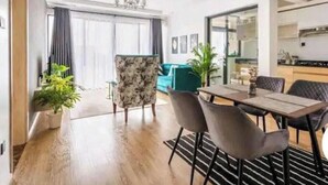 Un salon moderne comprenant un coin repas, un canapé et une table basse.