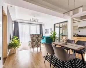 Apartamento clássico, sacada, vista para a cidade | Parte interna