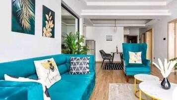 Appartamento Classic, balcone, vista città | Area soggiorno | Smart TV 55 pollici con canali via cavo, Netflix, film in prima visione