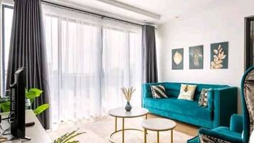 Classic-Apartment, Balkon, Stadtblick | Wohnbereich | 55-Zoll-Smart-TV mit Kabelempfang, Netflix, aktuelle Filme