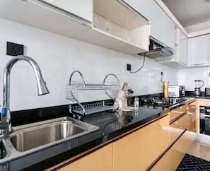Apartamento clássico, sacada, vista para a cidade | Cozinha privada | Cafeteira/chaleira, geladeira grande, micro-ondas, fogão