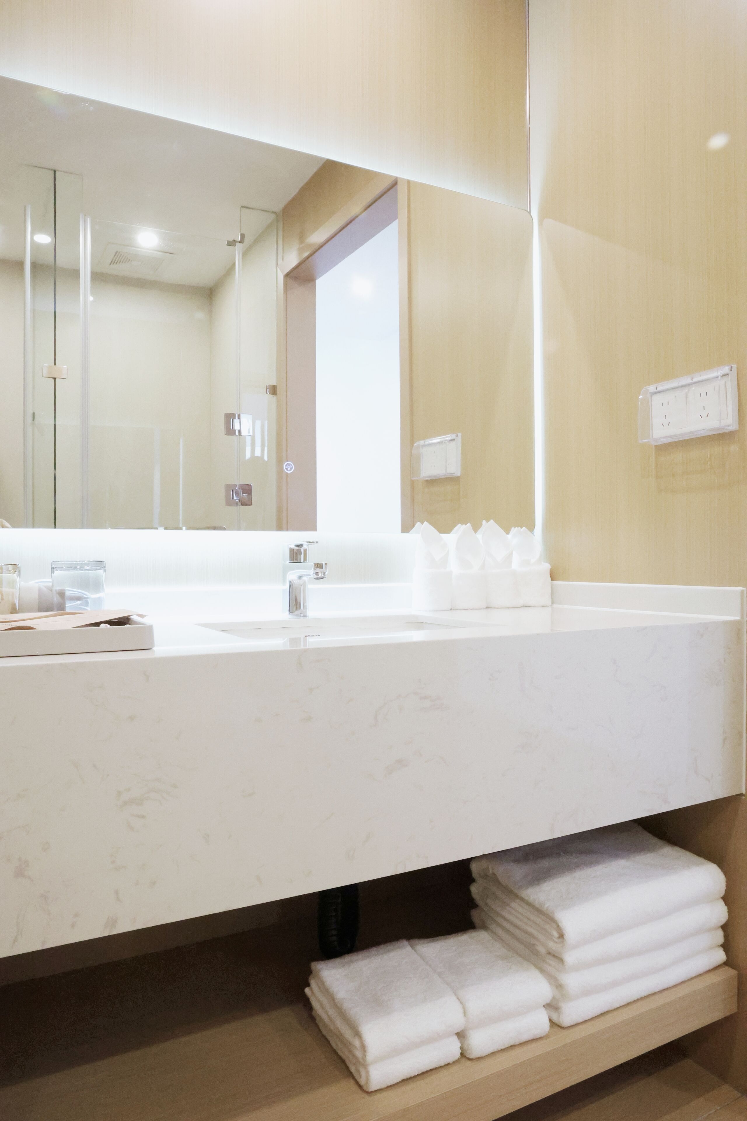 Chambre Double Supérieure, vue jardin | Salle de bain | Douche, sèche-cheveux, serviettes fournies, savon