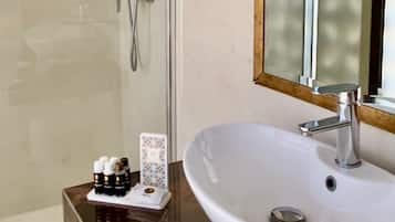 Secador de pelo, toallas, jabón, shampoo