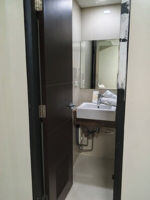 Ducha, secador de pelo, bidé y toallas
