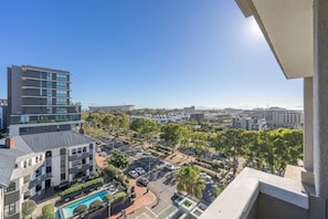 A residential area with modern buildings, a swimming pool, and a clear view of the surrounding cityscape. - Ocean View Apartment near V&A Waterfront (Cape Town)