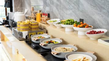 Montaje de bufé con diferentes alimentos y salsas.