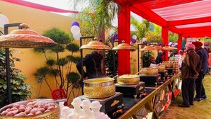 Una mesa de buffet con diversos alimentos y utensilios.
