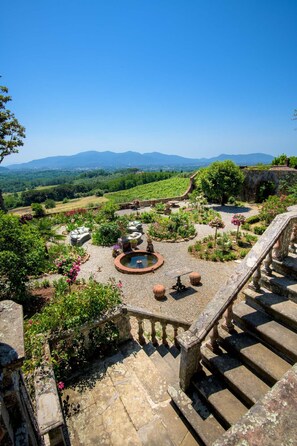 A garden with a fountain, seating area, and stone staircase. - Villa Maionchi: Timeless Tuscan Elegance & Luxury (Capannori)