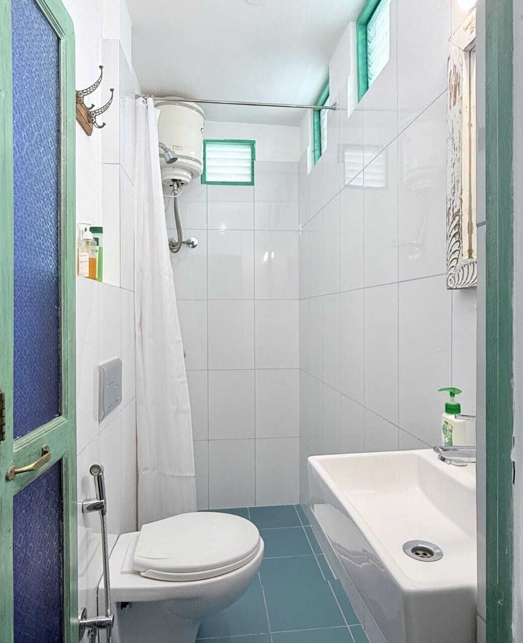 Une salle de bain avec des toilettes, une douche et un lavabo.