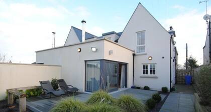 4-bed House, Sleeps 10 With Parking and Garden