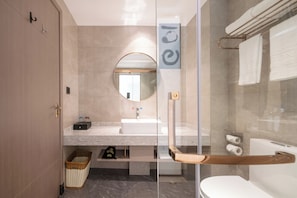 Yhden hengen comfort-huone | Kylpyhuone | Suihku, hiustenkuivaaja, pyyhkeet, sampoo