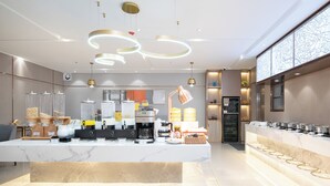 Een moderne hotel lobby met een marmeren receptiebalie, koffieautomaten en een groot scherm met een digitale kaart.