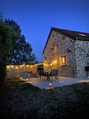 Outdoor dining - Gîte des Charbonneaux (Avrée)
