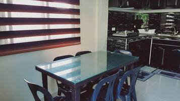 Appartement, 2 chambres, fumeur, patio | Salle à manger