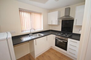 Comfort Studio | Private kitchen - LT Properties Serviced Apartments (Luton)