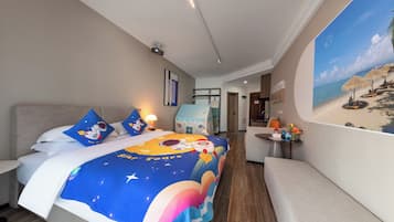 Habitación triple clásica, balcón, vista parcial al océano | Wifi gratis